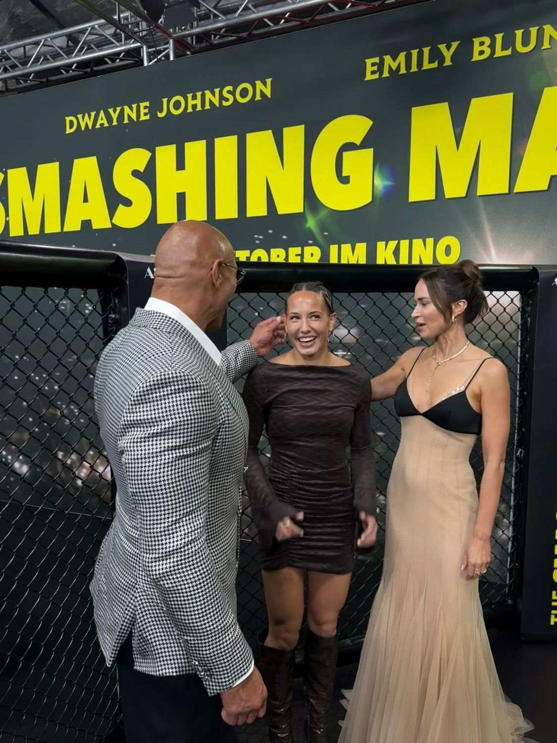 Alina Dalaslan mit Dwayne Johnson und Emily Blunt — The Smashing Machine Premiere
